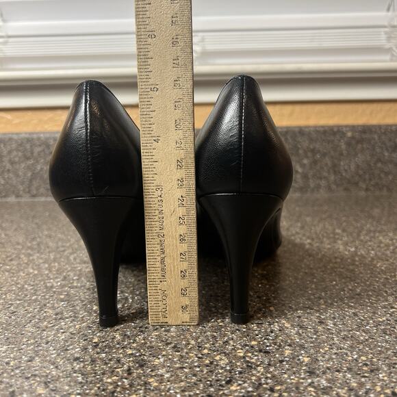 Stuart Weitzman Womens Size 7N Mid Heels Pump Shoes Black Ruched Leather Slip On - Picture 9 of 11